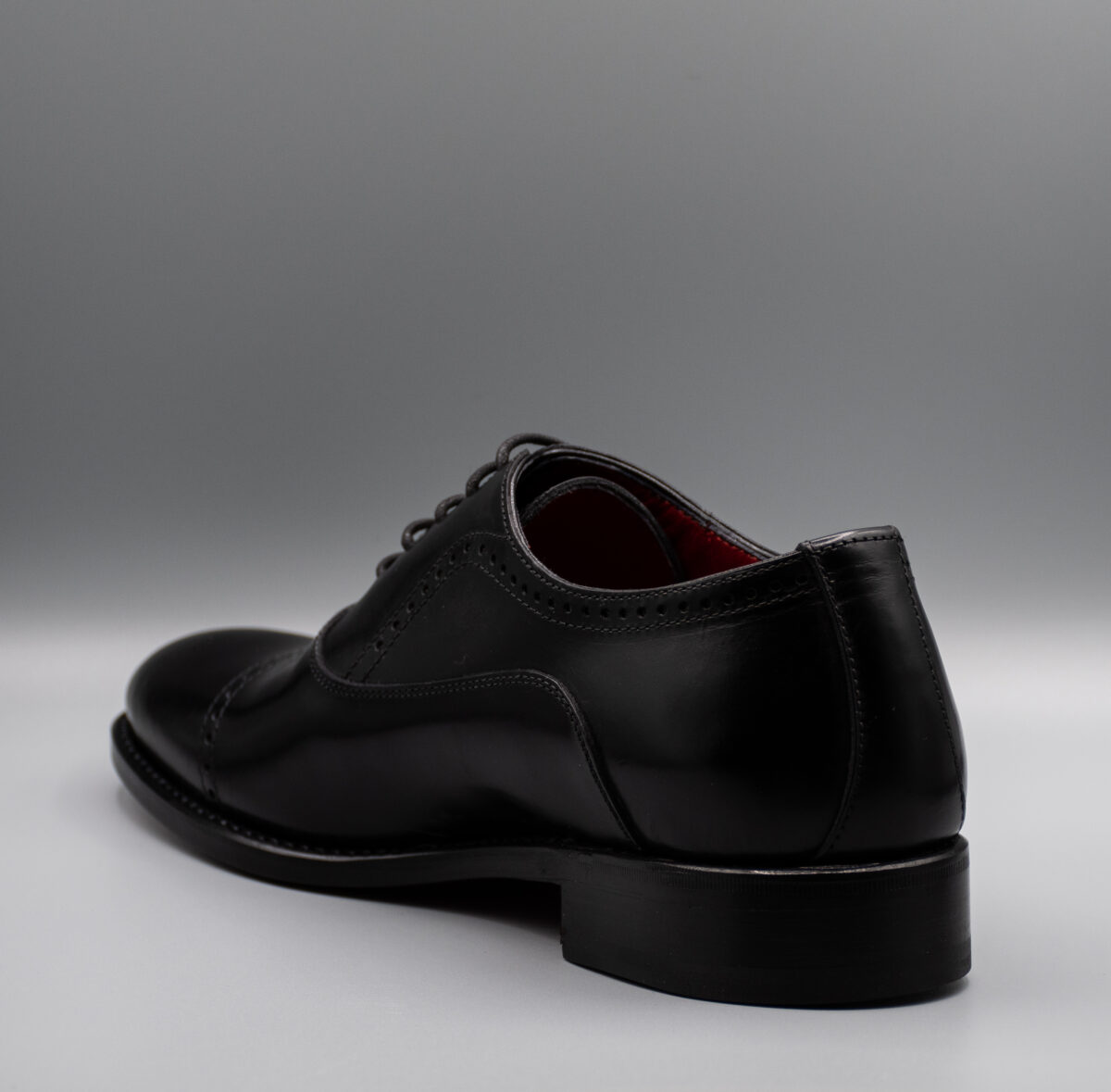 Oxford Aranea in pelle di vitello con dettagli brogue e suola rossa – calzatura artigianale Made in Italy