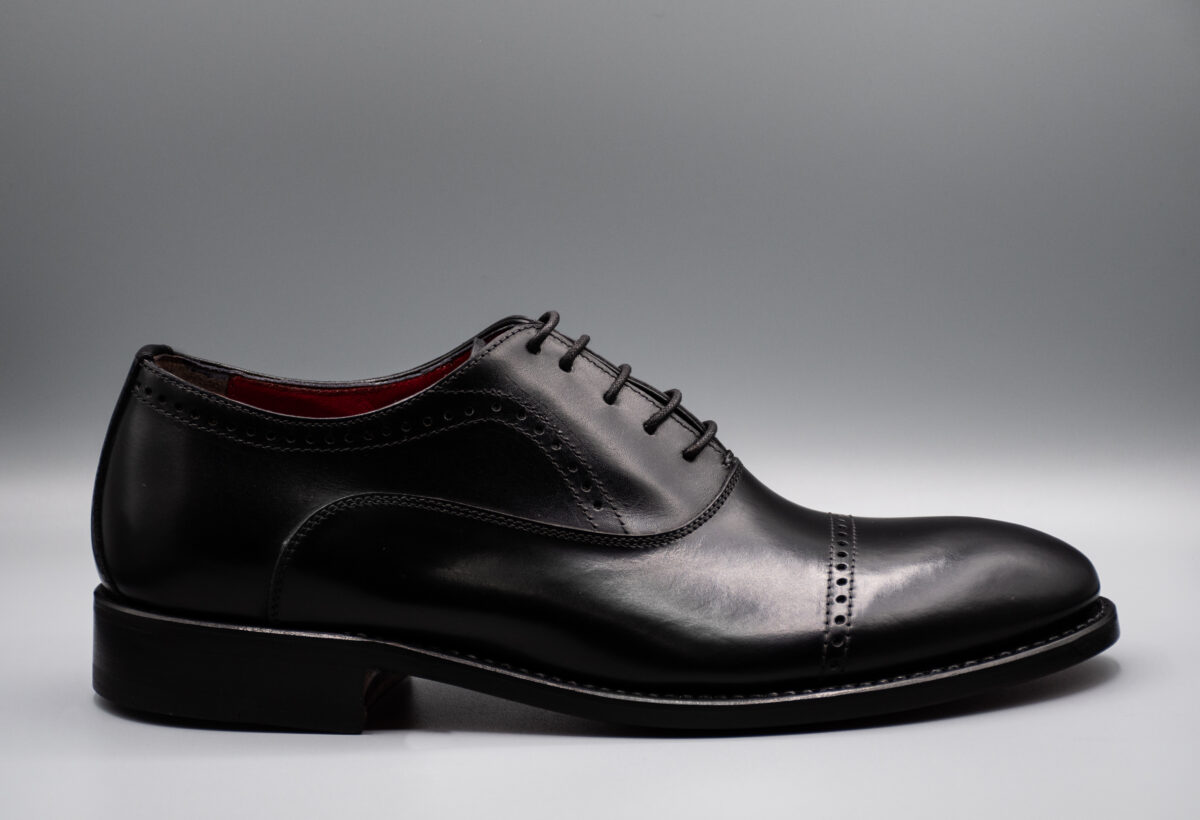 Oxford Aranea in pelle di vitello con dettagli brogue e suola rossa – calzatura artigianale Made in Italy