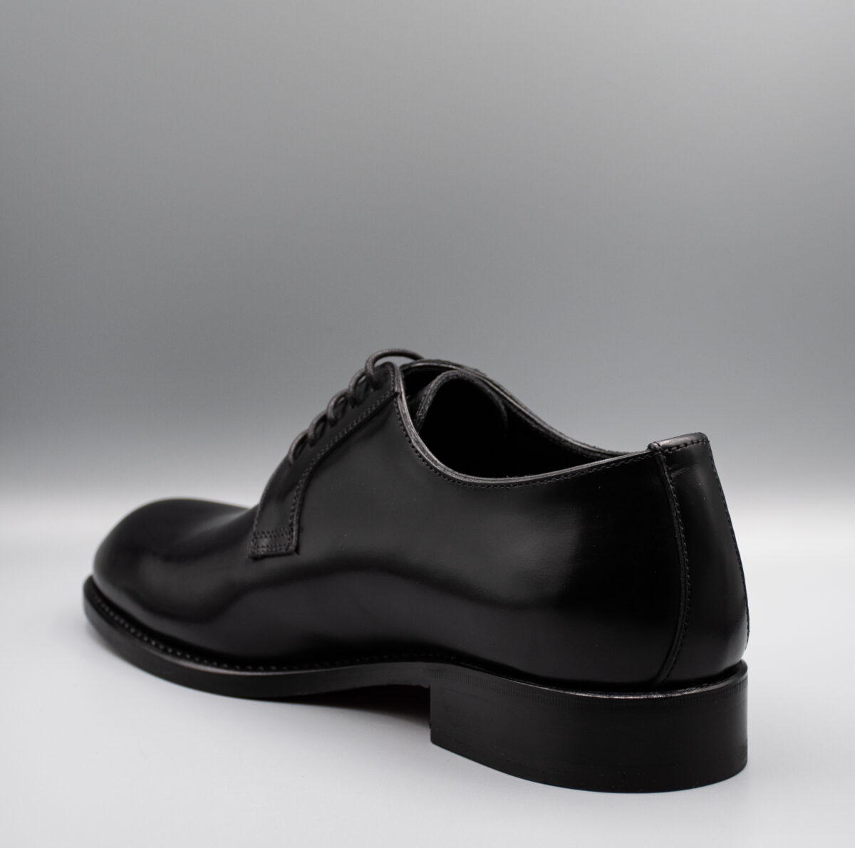 Ratio Derby artigianale Made in Italy in pelle con suola in cuoio rossa, elegante e versatile