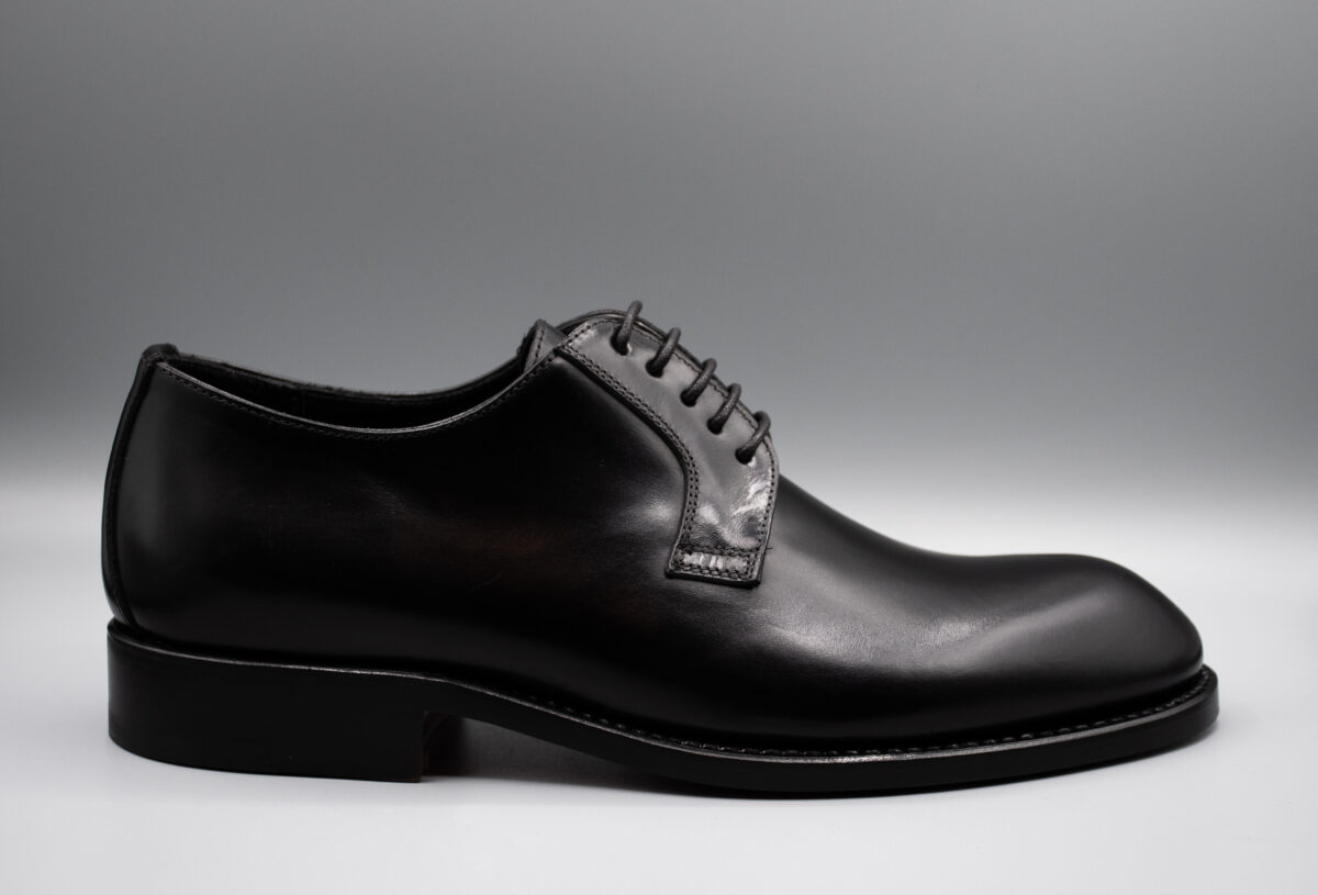 Ratio Derby artigianale Made in Italy in pelle con suola in cuoio rossa, elegante e versatile