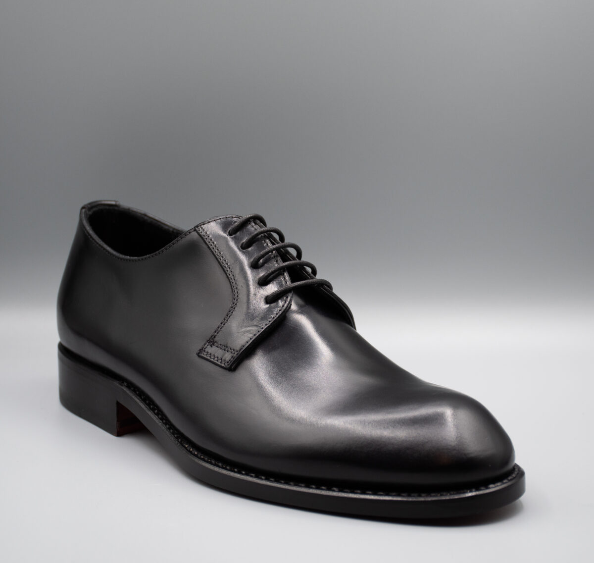 Ratio Derby artigianale Made in Italy in pelle con suola in cuoio rossa, elegante e versatile