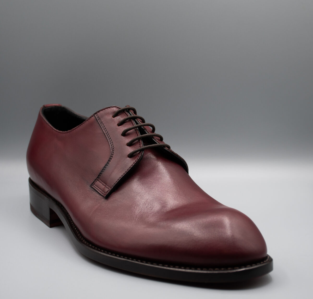 Ratio Derby artigianale Made in Italy in pelle con suola in cuoio rossa, elegante e versatile