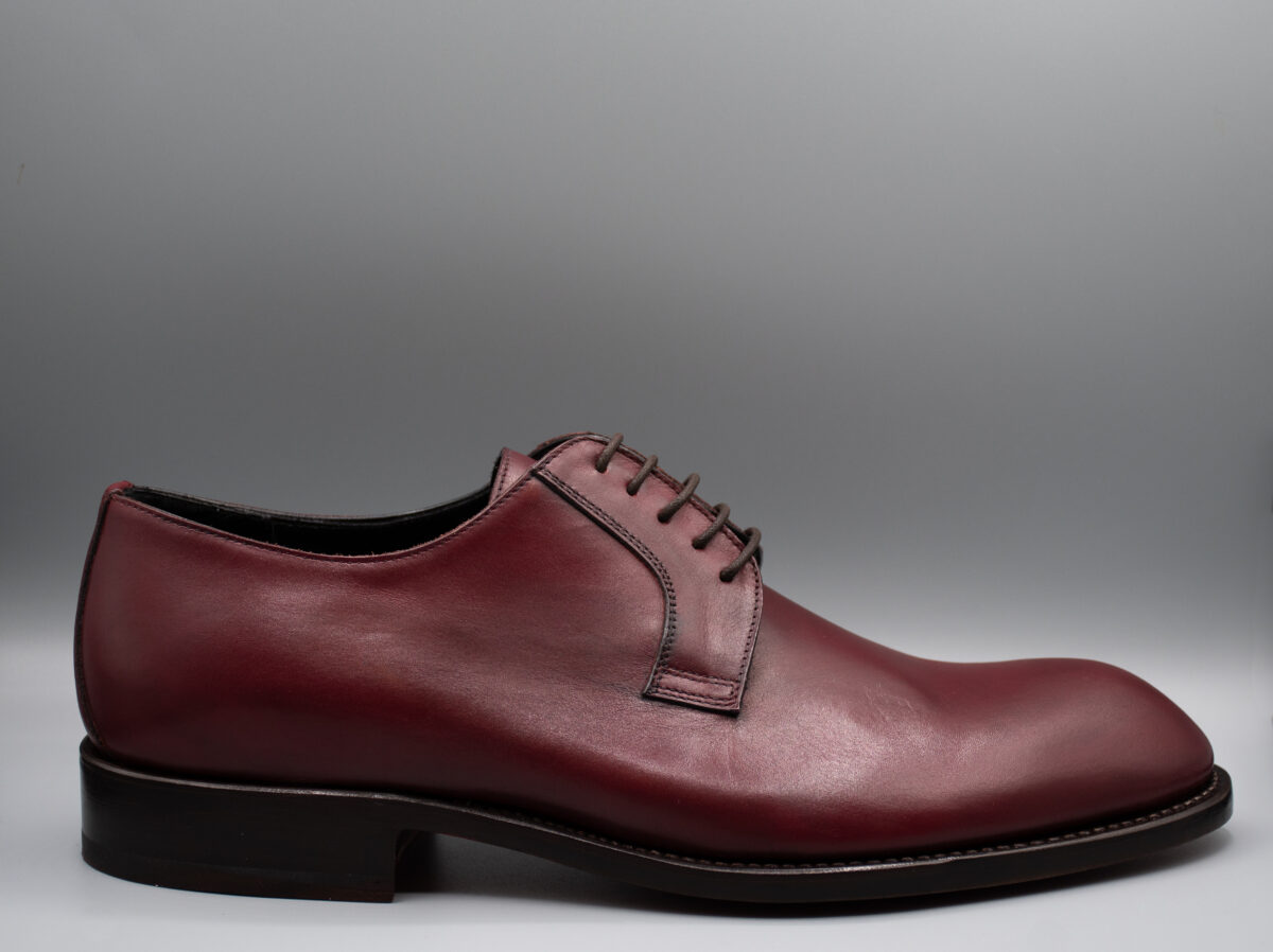 Ratio Derby artigianale Made in Italy in pelle con suola in cuoio rossa, elegante e versatile